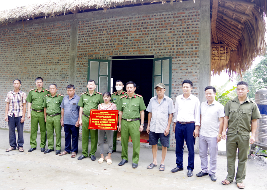 Lãnh đạo Công an tỉnh trao kinh phí hỗ trợ xây dựng nhà ở cho chị Tương Thị Mai, thôn Khuổi My, xã Phương Độ (thành phố Hà Giang).
