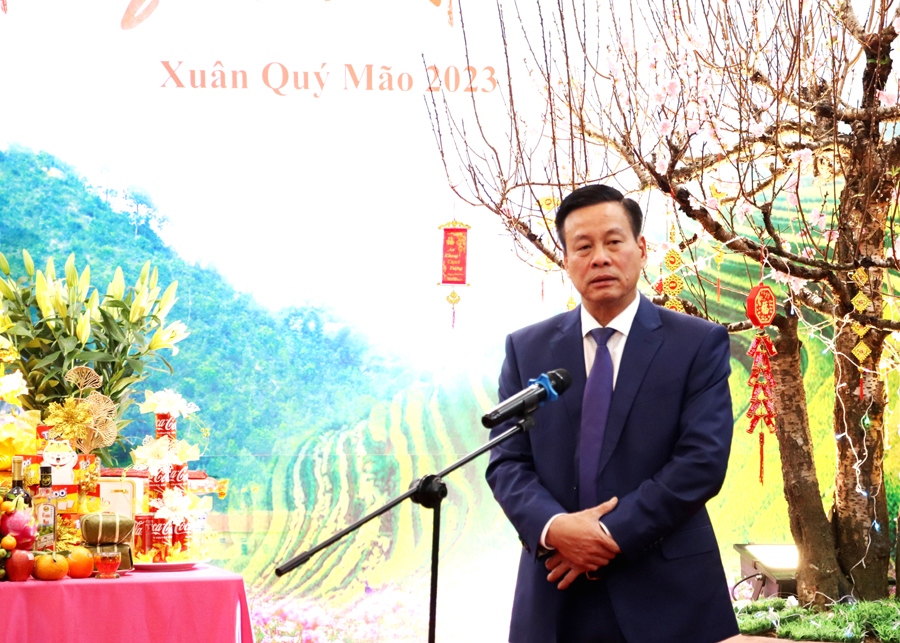 Chủ tịch UBND tỉnh Nguyễn Văn Sơn, chúc Tết cán bộ, công chức, viên chức, người lao động cơ quan Văn phòng UBND tỉnh.
