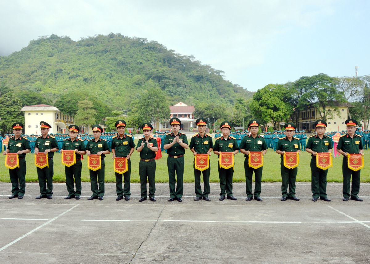 Lãnh đạo Bộ CHQS tỉnh trao Cờ lưu niệm cho các đơn vị tham gia Hội thao Trung đội dân quân cơ động toàn tỉnh năm 2022.