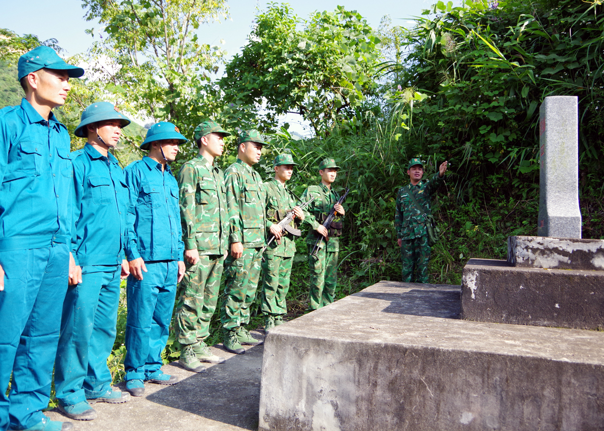 Cán bộ, chiến sỹ Đồn Biên phòng Bản Máy (Hoàng Su Phì) tuần tra bảo vệ cột mốc.