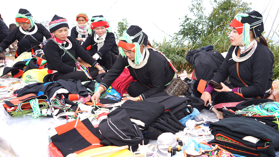 Du khách được trải nghiệm thêu trang phục truyền thống của người Dao tại lễ hội