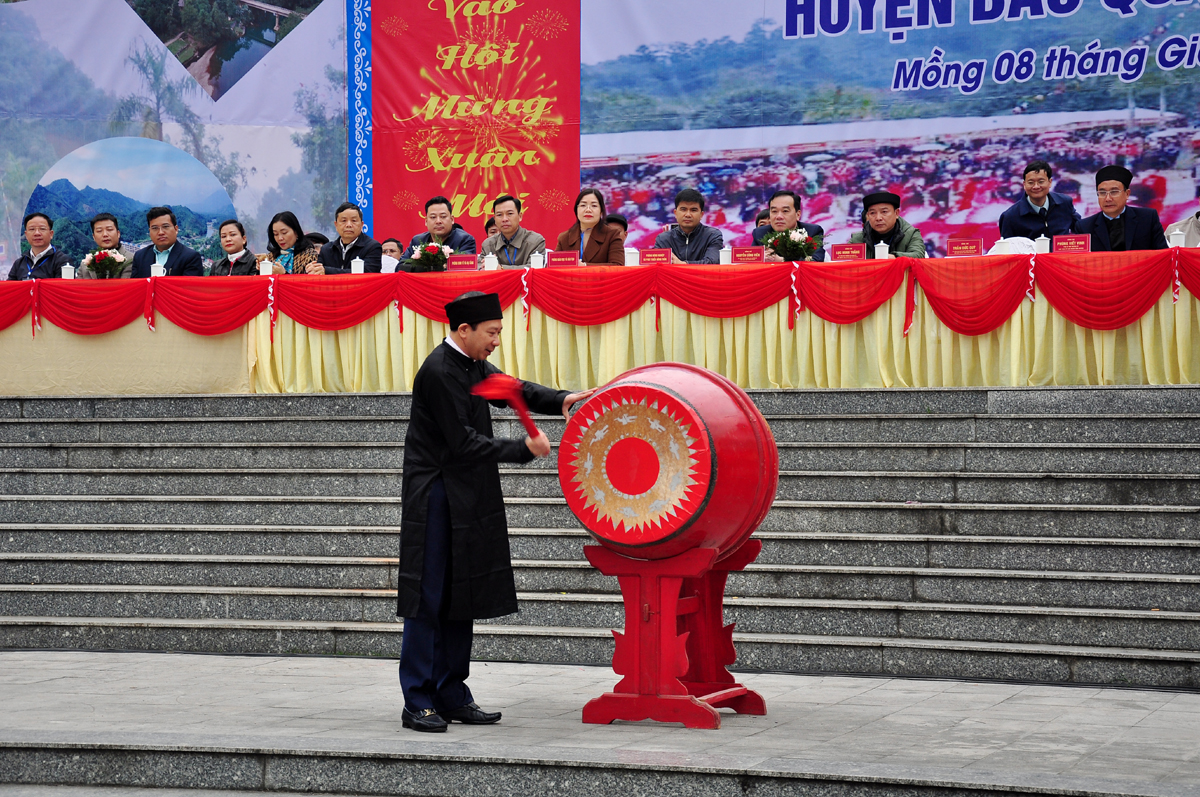 Phó Chủ tịch UBND tỉnh Trần Đức Quý đánh trống khai hội.
