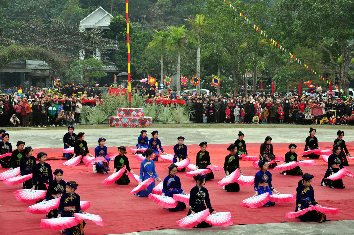 Múa xuân tại Lễ Hội Lồng Tồng huyện Bắc Quang năm 2023.