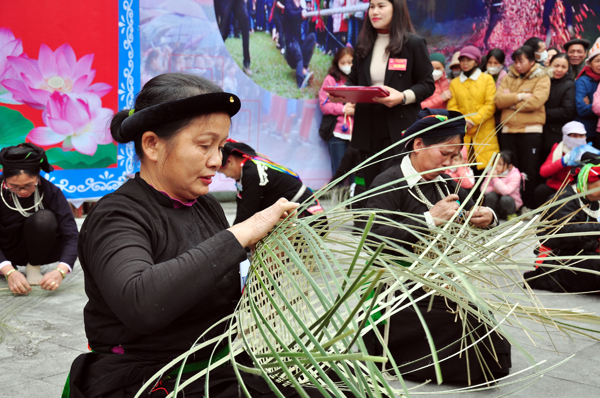 Hội thi đan lát tại Lễ Lồng Tồng Bắc Quang năm 2023.