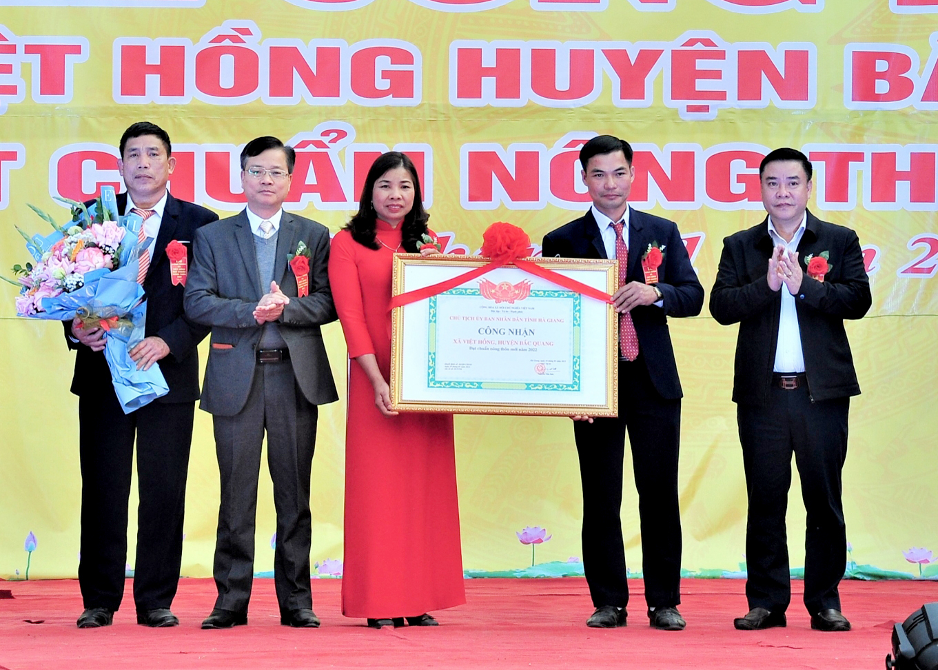 Thay mặt các đồng chí lãnh đạo tỉnh, Phó Chủ tịch Thường trực UBND tỉnh Hoàng Gia Long đã trao Bằng công nhận NTM của Chủ tịch UBND tỉnh cho Đảng bộ, chính quyền và nhân dân xã Việt Hồng.