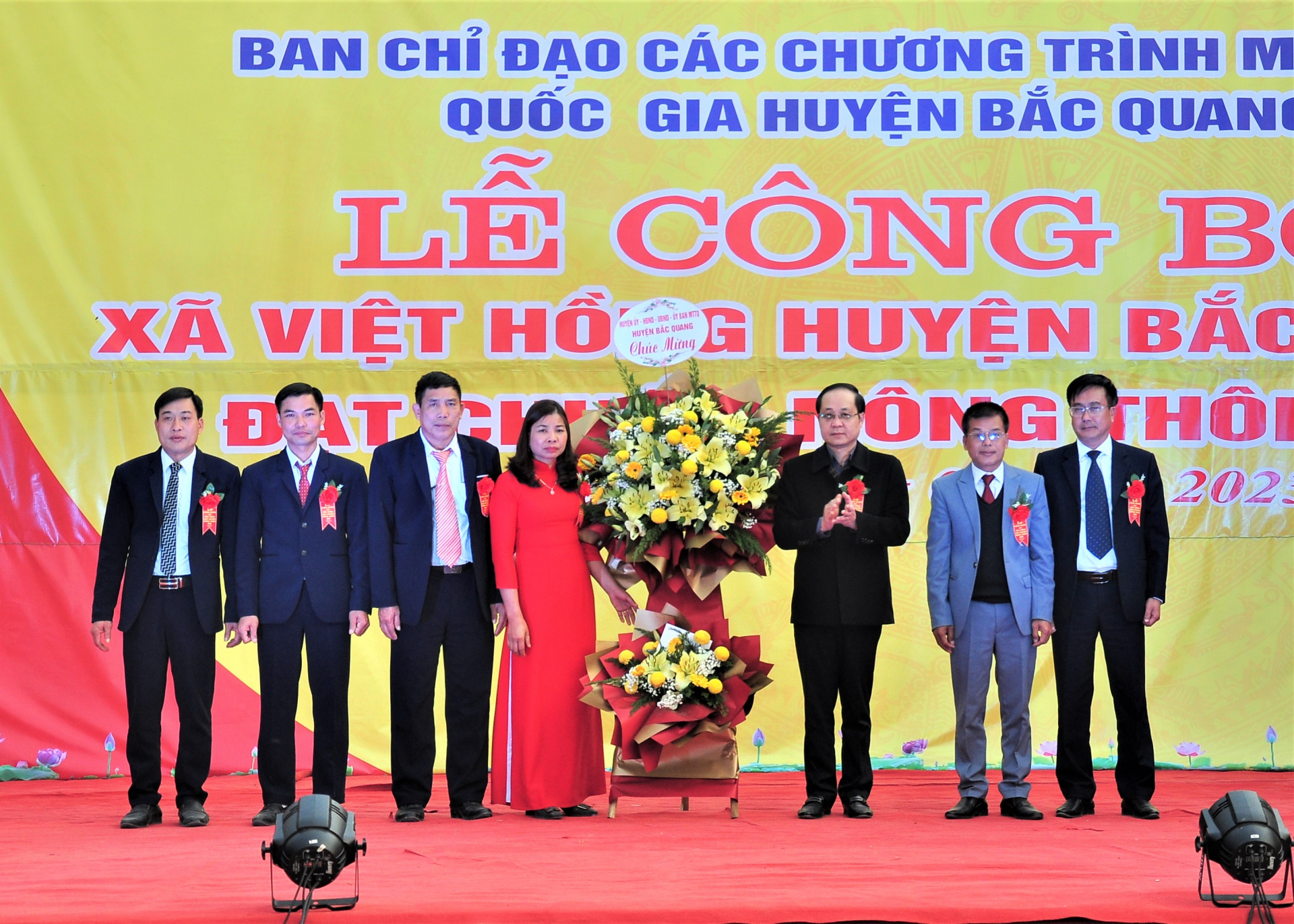 Các đồng chí lãnh đạo huyện Bắc Quang tặng hoa chúc mừng Đảng bộ, chính quyền và nhân dân xã Việt Hồng.