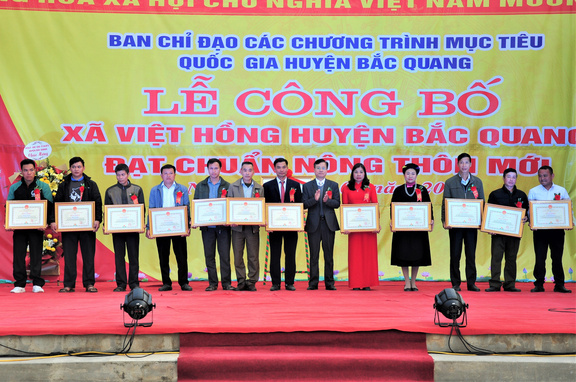 Chủ nhiệm UBKT Tỉnh uỷ Trần Quang Minh thay mặt các đồng chí lãnh đạo tỉnh, huyện trao Bằng khen của Chủ tịch UBND tỉnh tặng các tập thể, cá nhân có thành tích xuất sắc trong phong trào xây dựng NTM xã Việt Hồng.