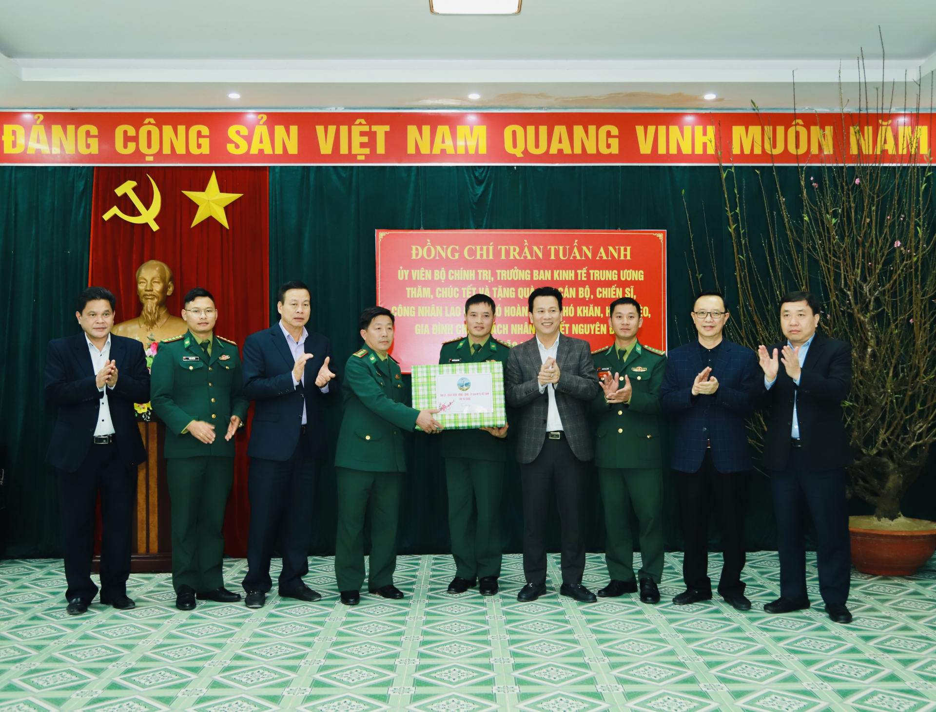 Các đồng chí lãnh đạo tỉnh tặng quà Đồn Biên phòng cửa khẩu quốc tế Thanh Thuỷ