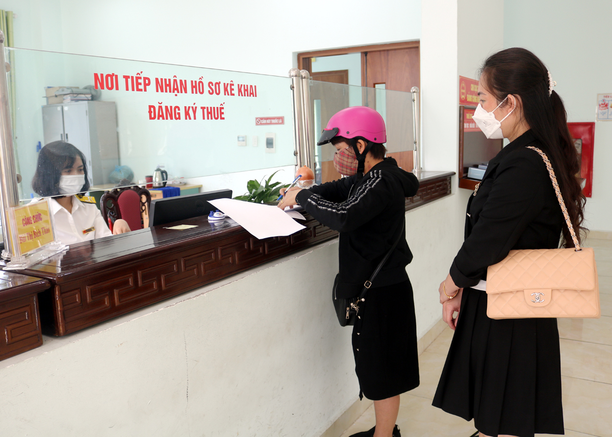 Hộ kinh doanh đến kê khai sử dụng hóa đơn điện tử tại Chi cục Thuế thành phố Hà Giang.