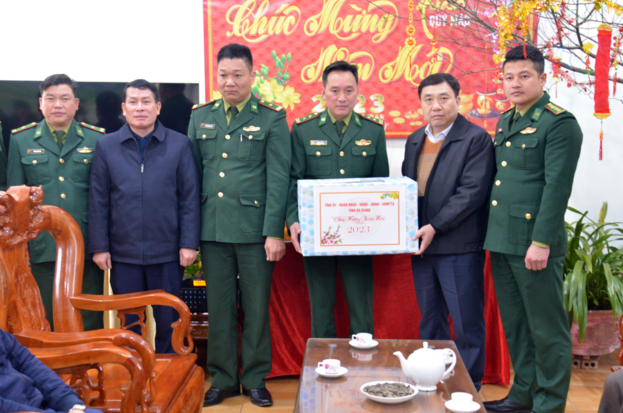 Phó Bí thư Tỉnh ủy Nguyễn Mạnh Dũng tặng quà Đồn Biên phòng Tùng Vài.
