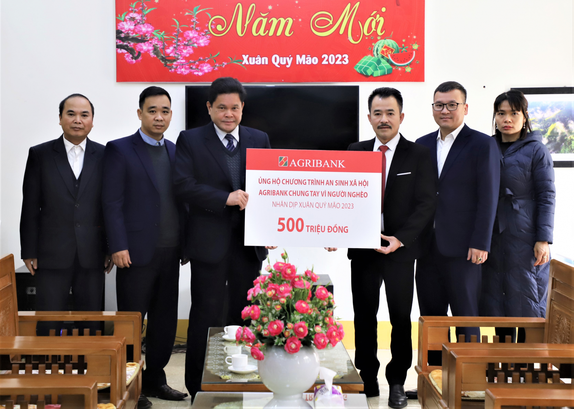 Lãnh đạo Agribank Chi nhánh Hà Giang trao biểu trưng hỗ trợ cho người nghèo thông qua Ủy ban MTTQ tỉnh.