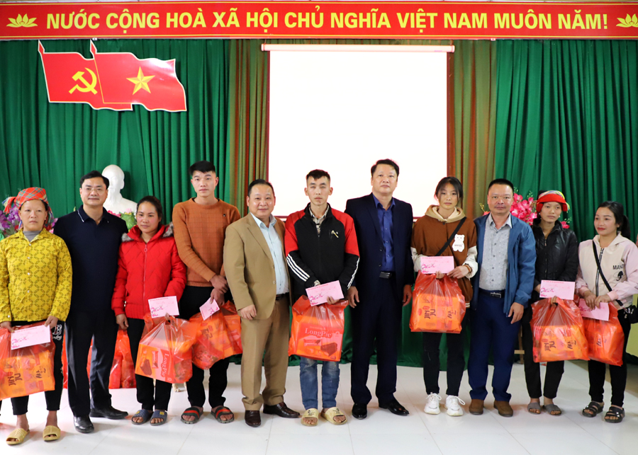 Đồng chí Tráng A Dương, Ủy viên Chuyên trách Hội đồng Dân tộc của Quốc hội trao quà cho các hộ nghèo tại xã Yên Định.
