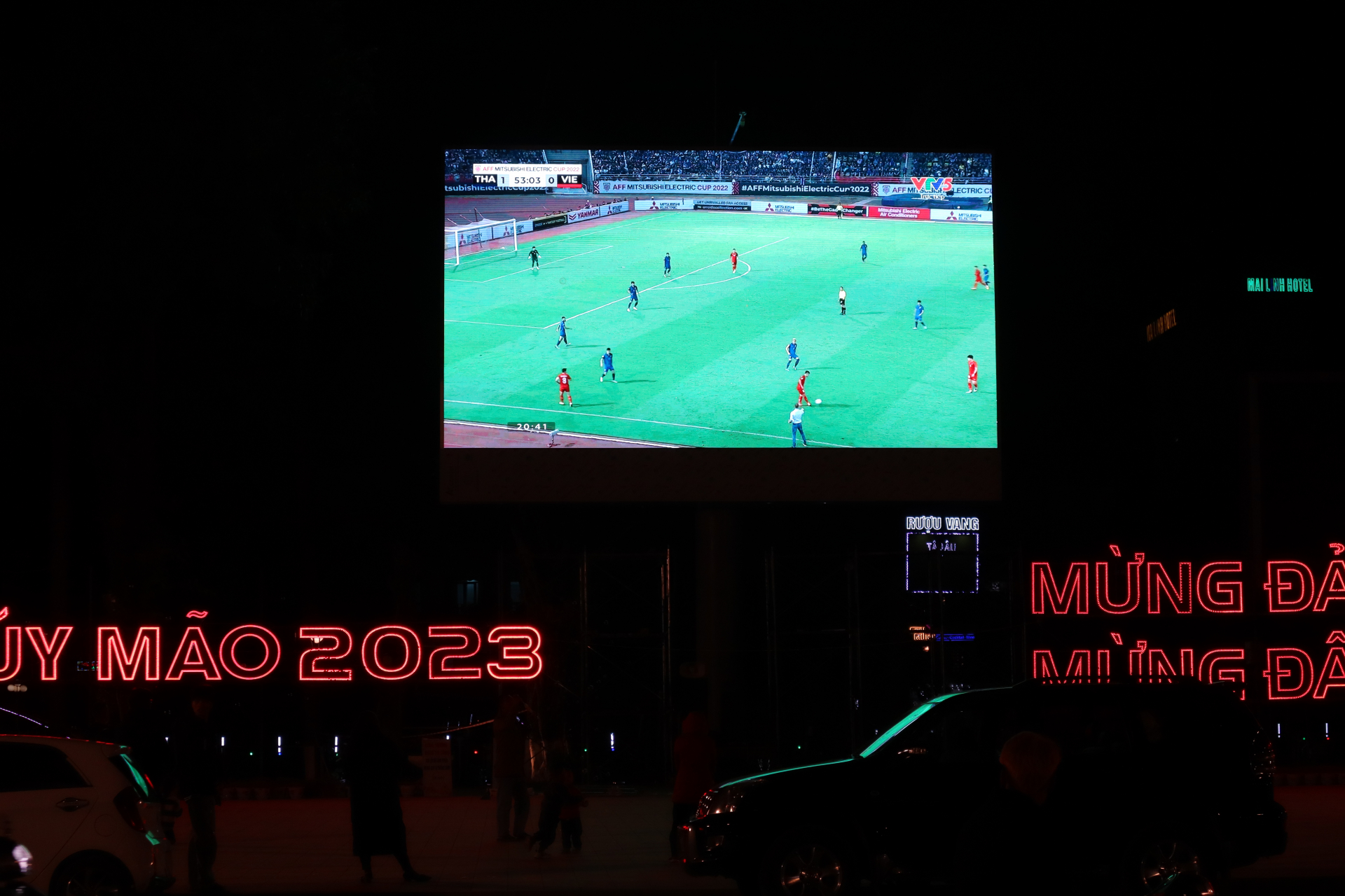 Tối ngày 16.1, màn hình led đã được sử dụng để phục vụ người dân xem trận chung kết AFF Cup