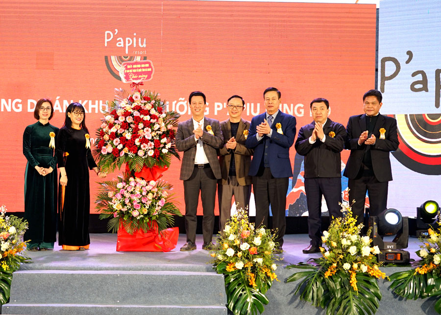 Bí thư Tỉnh ủy Đặng Quốc Khánh và các đồng chí lãnh đạo tỉnh trao lẵng hoa chúc mừng Dự án.
