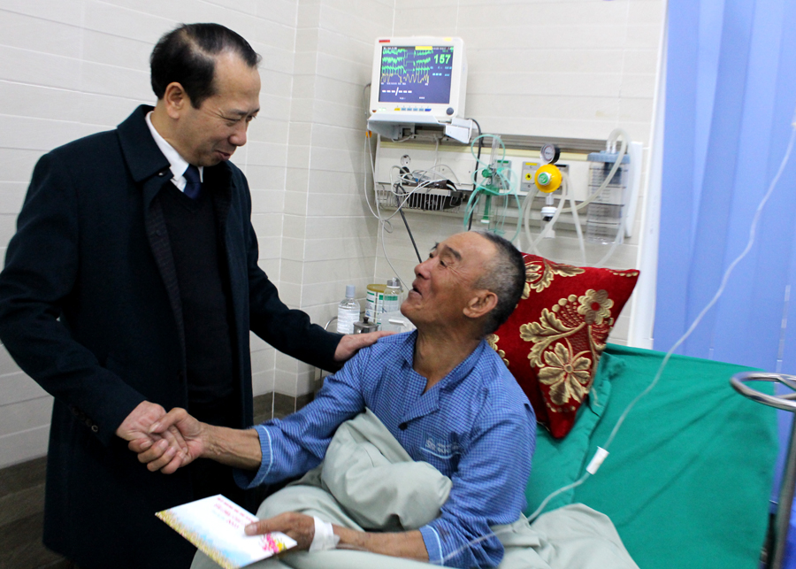 Đồng chí Trần Đức Quý, Phó Chủ tịch UBND tỉnh thăm, tặng quà cho các bệnh nhân nghèo.
