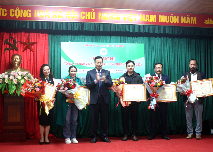 Chủ tịch UBND tỉnh Nguyễn Văn Sơn tặng Bằng khen cho các cá nhân có đóng góp tích cực vào hoạt động của Hội
