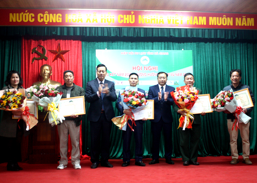 Chủ tịch UBND tỉnh Nguyễn Văn Sơn và Chủ tịch Hiệp hội Du lịch tỉnh Lại Quốc Tĩnh tặng Giấy khen cho các cá nhân có đóng góp tích cực vào hoạt động của hội
