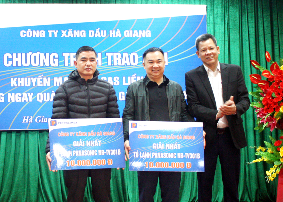 Lãnh đạo Công ty Xăng dầu Hà Giang trao giải Nhất cho khách hàng 
