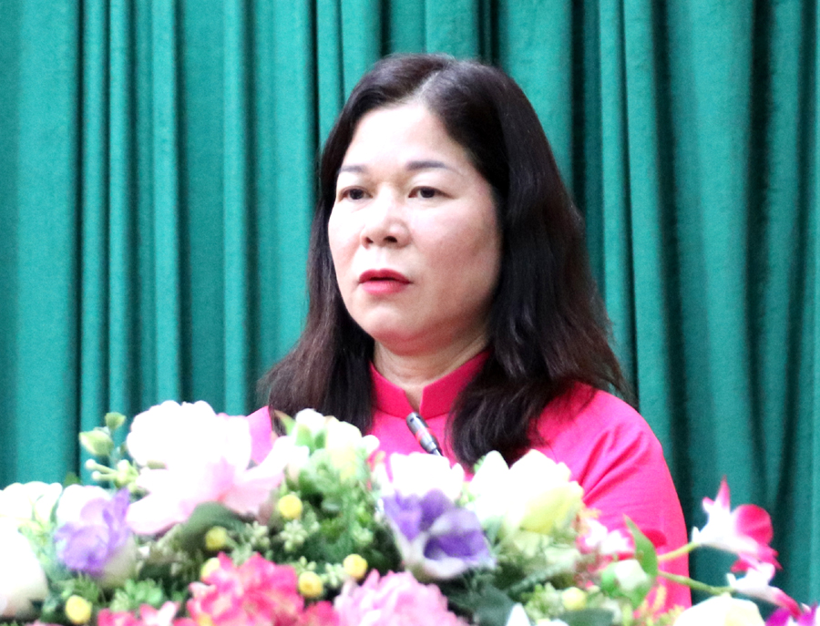 Phó Chủ tịch Thường trực HĐND tỉnh Chúng Thị Chiên phát biểu tại hội nghị.
