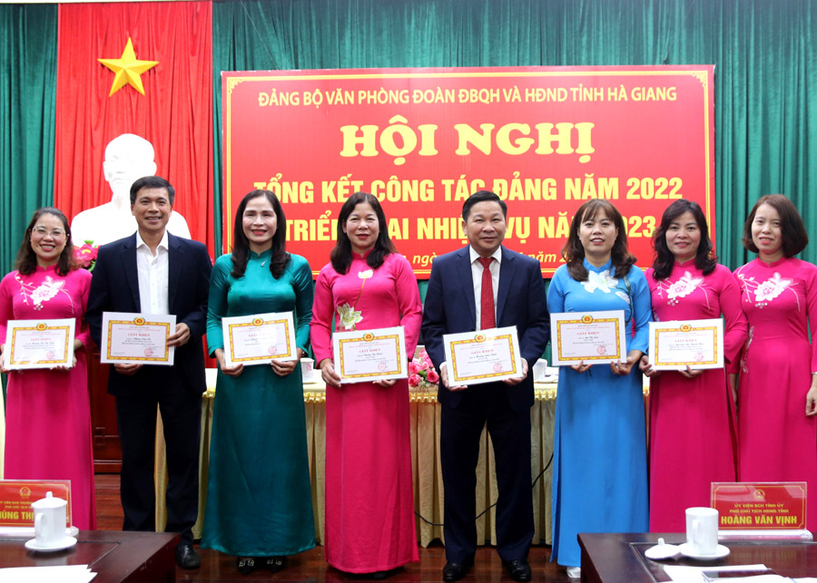Lãnh đạo Đảng ủy Văn phòng Đoàn ĐBQH, HĐND tỉnh tặng Giấy khen cho 7 đảng viên hoàn thành xuất sắc nhiệm vụ năm 2022.
