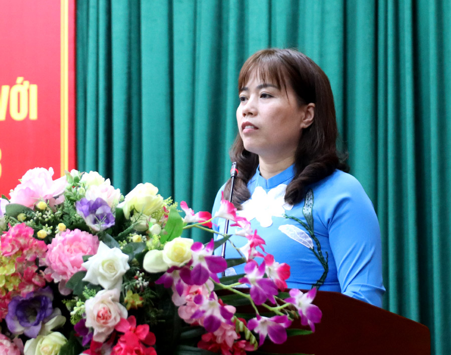 Phó Trưởng đoàn chuyên trách Đoàn ĐBQH khóa XV tỉnh Hà Giang Lý Thị Lan phát biểu tại hội nghị.
