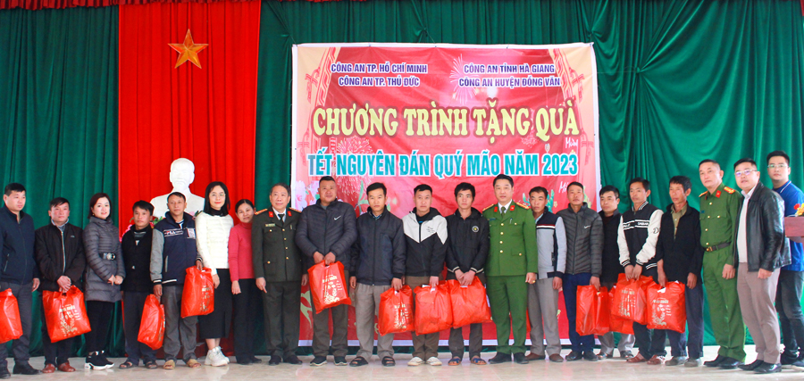 Lãnh đạo Công an TP Thủ Đức và Công an Huyện Đồng Văn tặng quà cho các hộ nghèo trên địa bàn xã Lũng Cú
