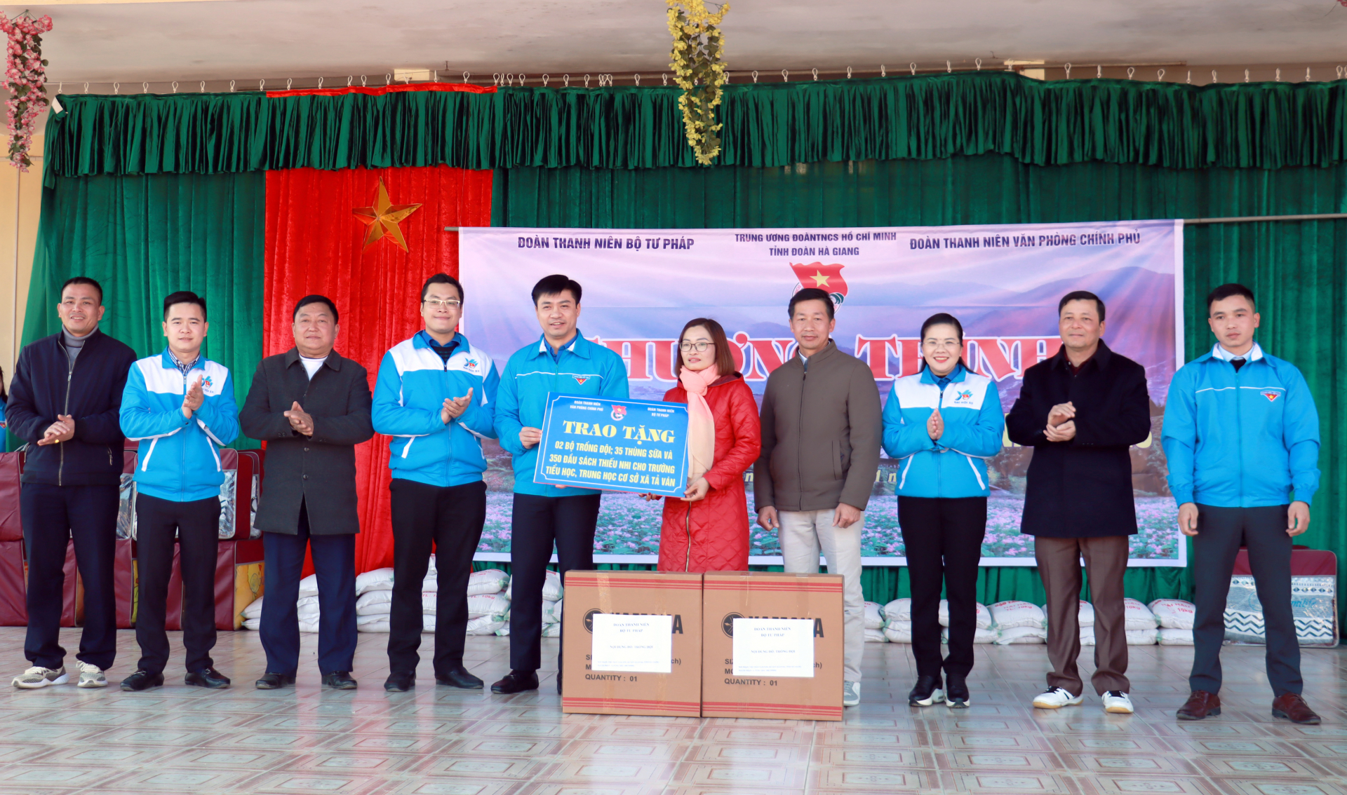 Đoàn Thanh niên Văn phòng Chính phủ và Đoàn Thanh niên Bộ Tư pháp tặng quà cho Trường Phổ thông Dân tộc Bán trú Tiểu học và THCS xã Tả Ván.