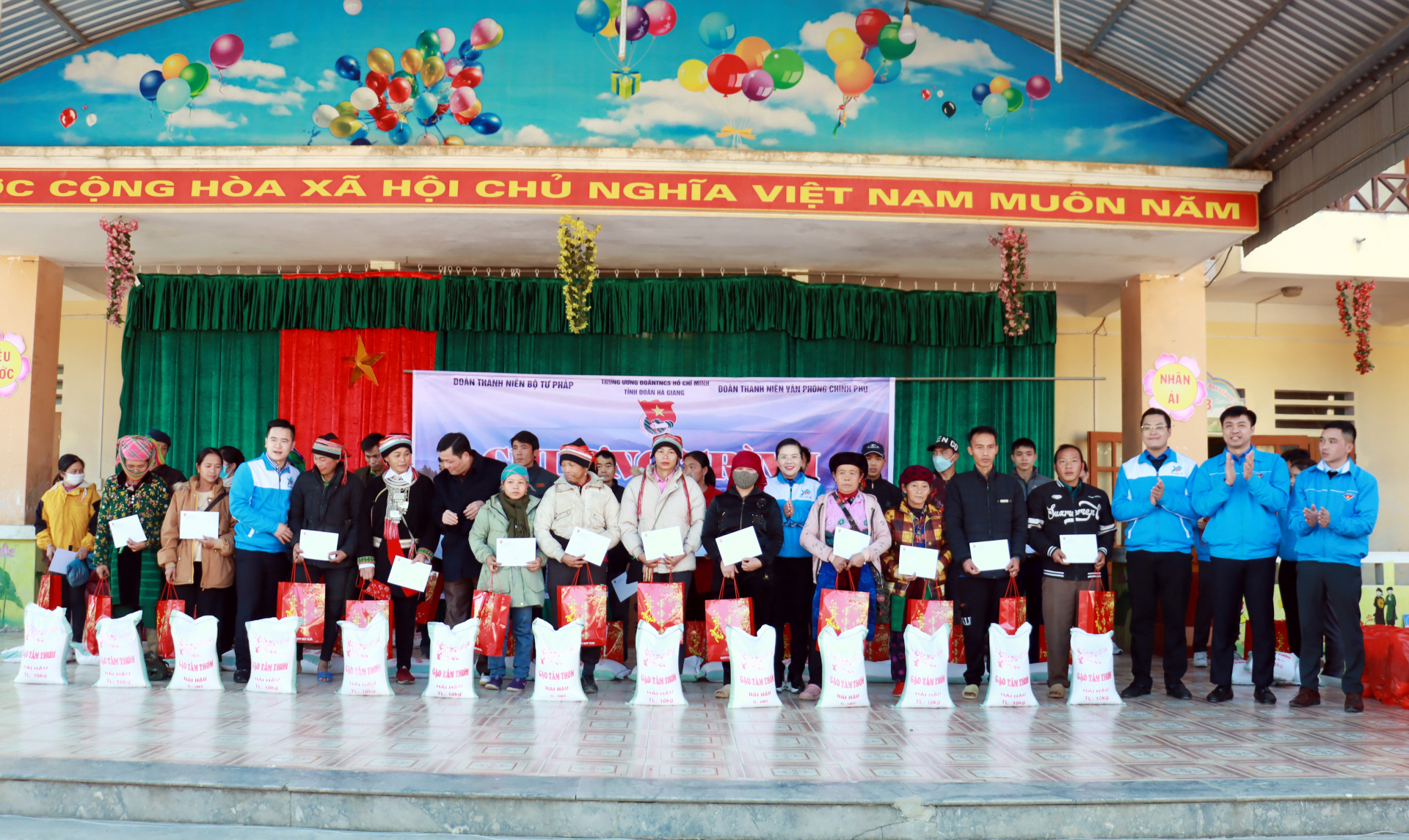Các đại biểu tặng quà Tết cho các hộ nghèo tại xã Tả Ván.
