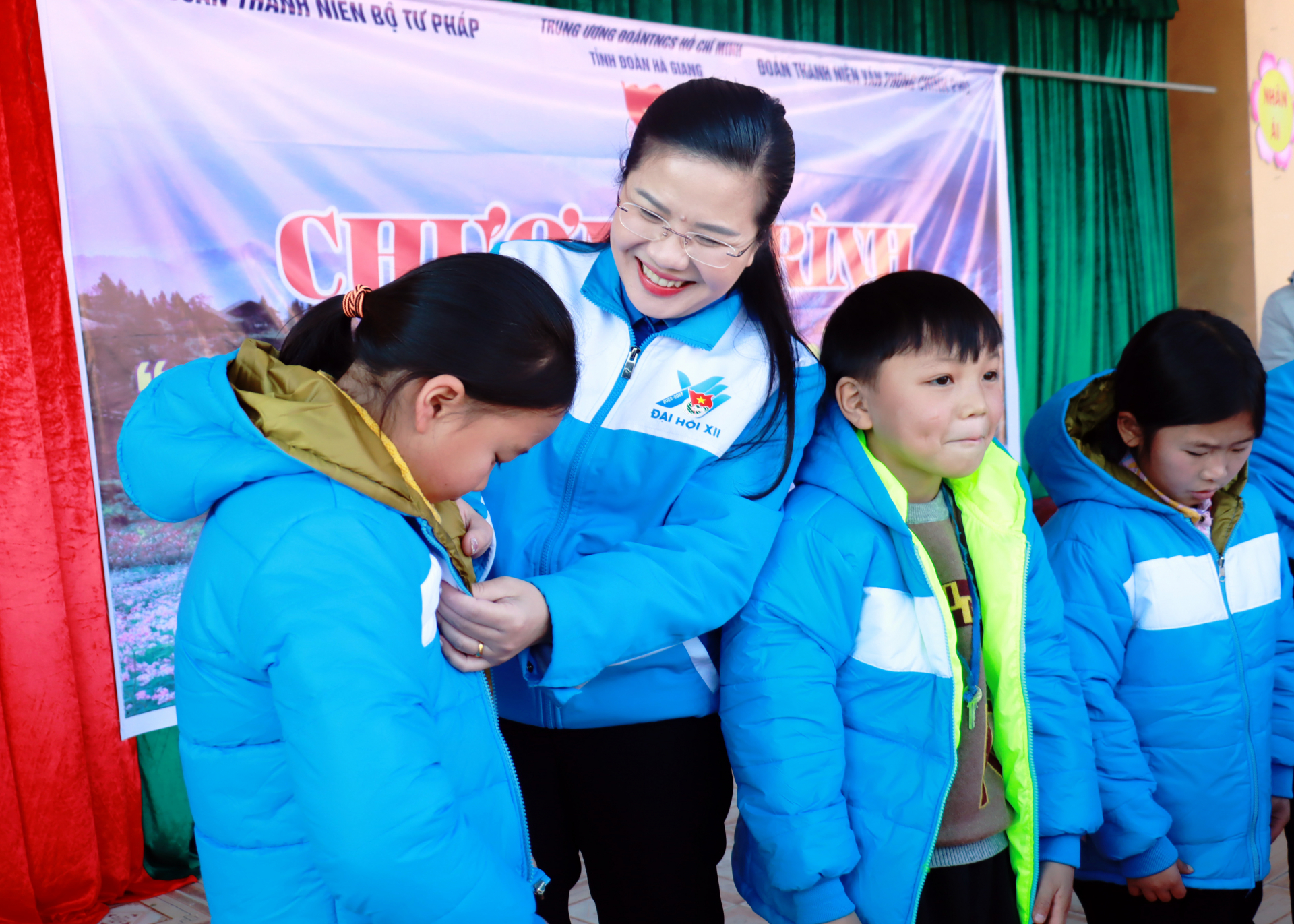 Bí thư Tỉnh đoàn Đỗ Thị Hương trao áo ấm cho học sinh xã Tả Ván.