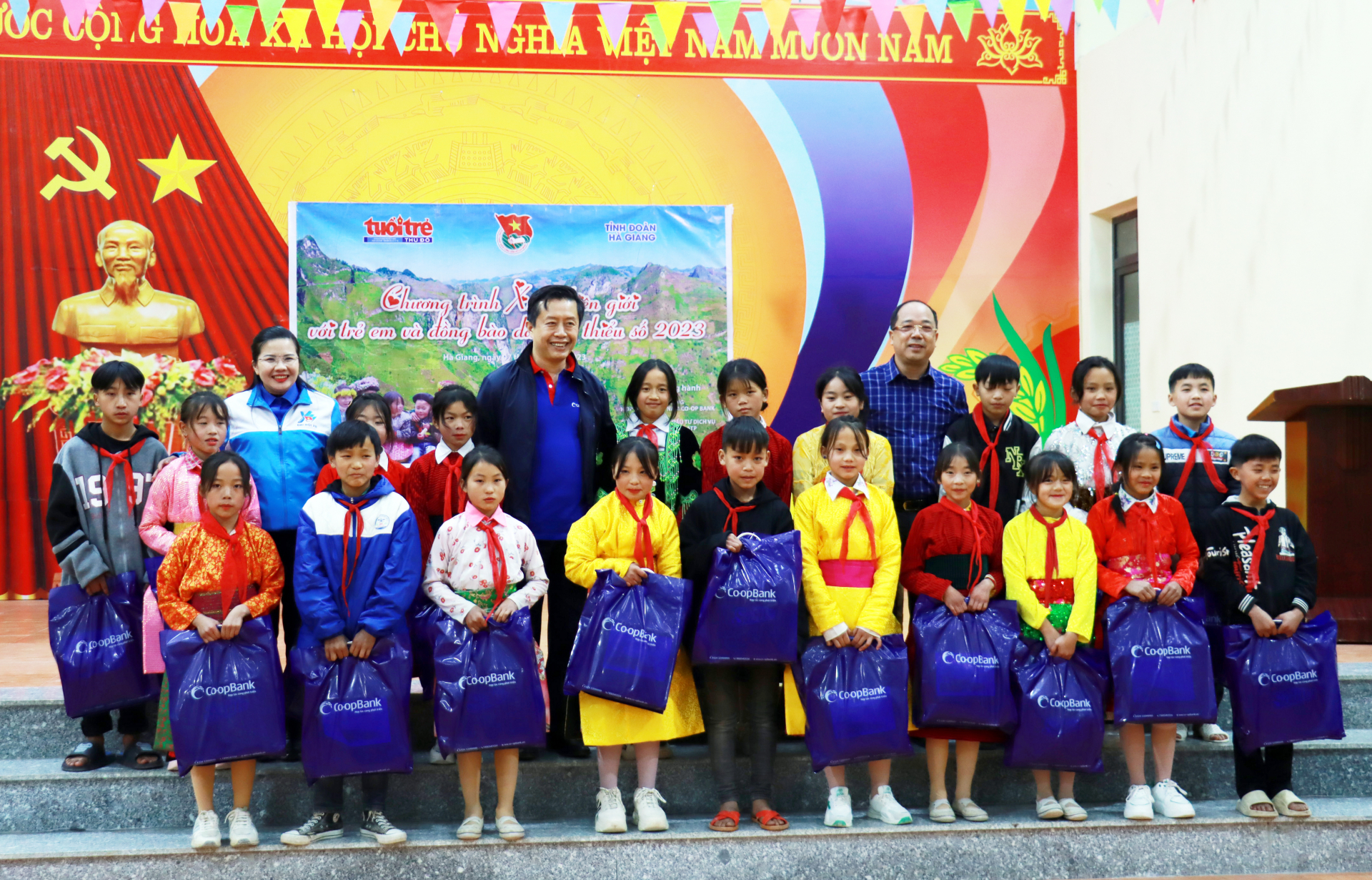 Lãnh đạo Tỉnh đoàn và Báo Tuổi trẻ Thủ đô tặng quà học sinh Trường Phổ thông Dân tộc Bán trú THCS xã Lũng Cú.