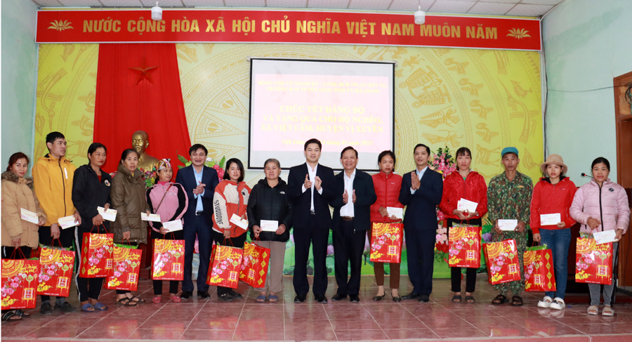 Trưởng Ban Tuyên giáo Tỉnh ủy Vũ Mạnh Hà tặng quà các hộ nghèo xã Việt Lâm.
