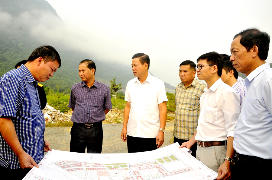Phó Bí thư Tỉnh ủy, Chủ tịch UBND tỉnh Nguyễn Văn Sơn cùng lãnh đạo thành phố kiểm tra công tác quy hoạch của thành phố Hà Giang.
