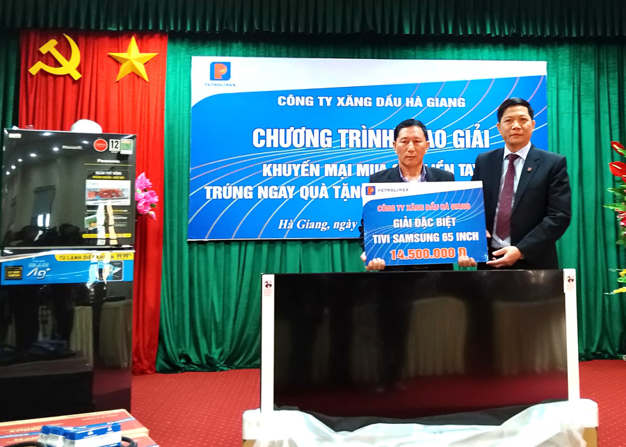 Lãnh đạo Công ty Xăng dầu Hà Giang trao giải Đặc biệt cho khách hàng
