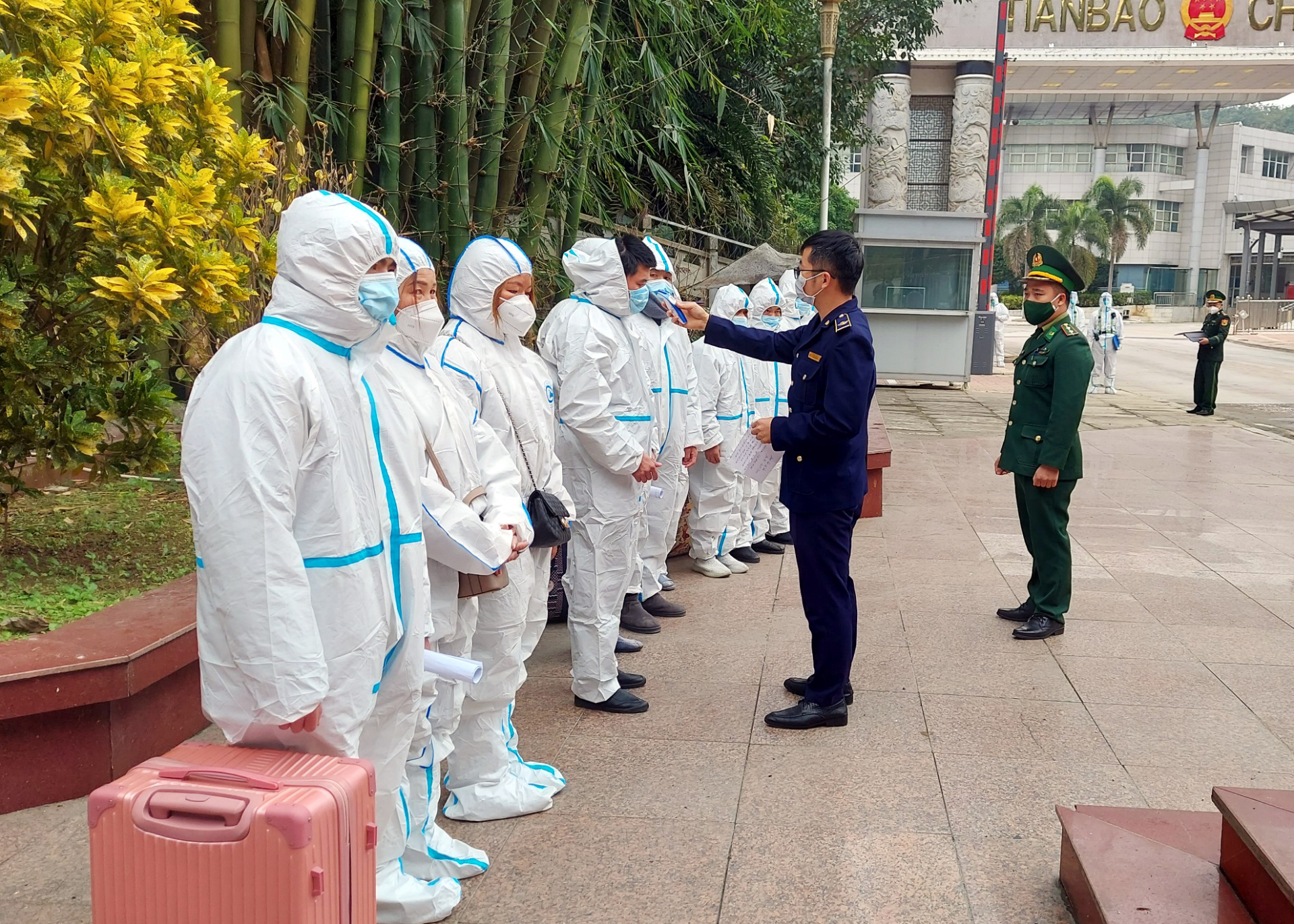 Lực lượng chức năng làm thủ tục tiếp nhận 10 công dân Việt Nam.

