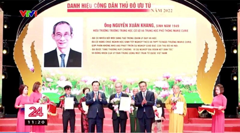 Thầy Nguyễn Xuân Khang được vinh danh công dân Thủ đô ưu tú. 
