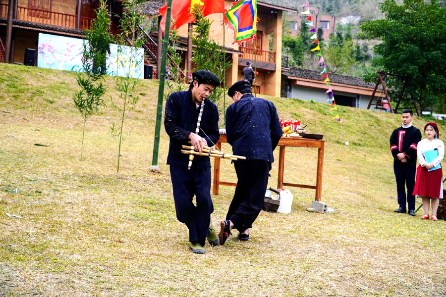 Điệu múa khèn truyền thống với những giai điệu đặc trưng của người Mông