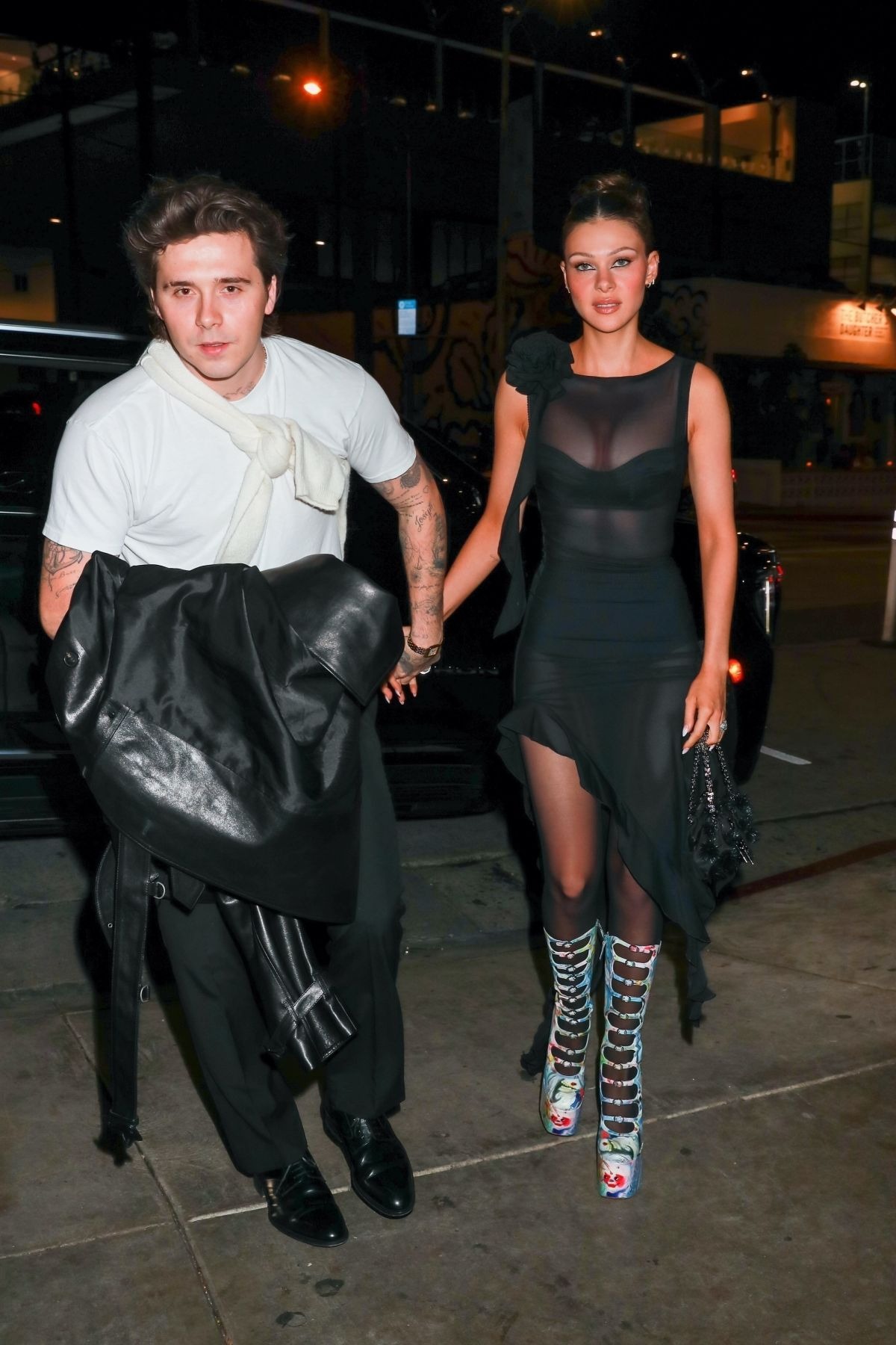 Nicola Peltz diện váy của thương hiệu Việt, tay trong tay chồng Brooklyn Beckham tới tiệc sinh nhật mừng tuổi 28.