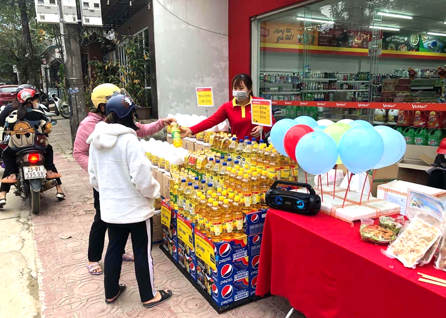 Khách hàng mua sắm Tết tại Siêu thị Winmart Nguyễn Trãi (thành phố Hà Giang).
