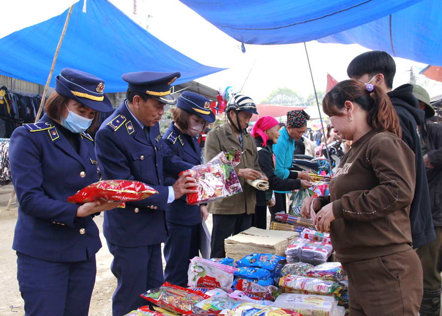 Đội Quản lý thị trường số 2 kiểm tra hàng hóa tại chợ phiên xã Linh Hồ.
