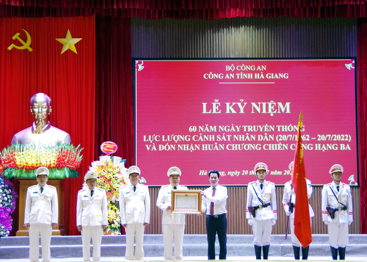 Thừa ủy quyền của Chủ tịch nước, Bí thư Tỉnh ủy Đặng Quốc Khánh trao Huân chương Chiến công hạng Ba cho Công an tỉnh.