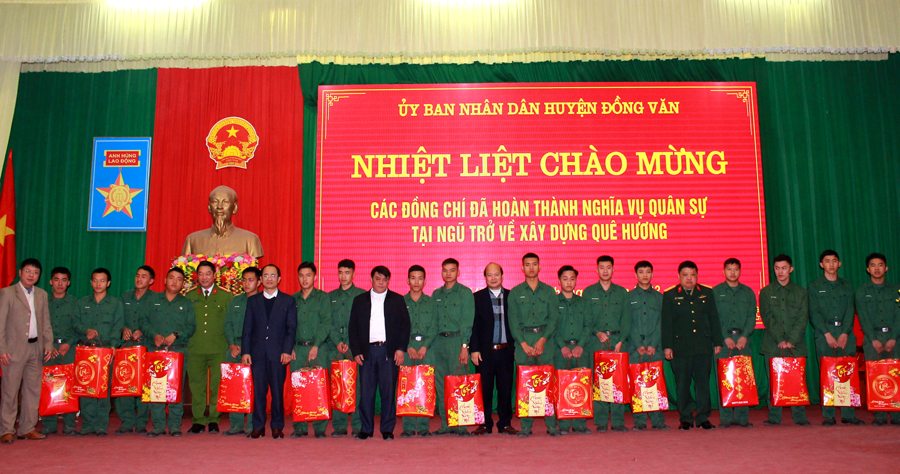 Lãnh đạo huyện Đồng Văn tặng quà cho các quân nhân hoàn thành NVQS.
