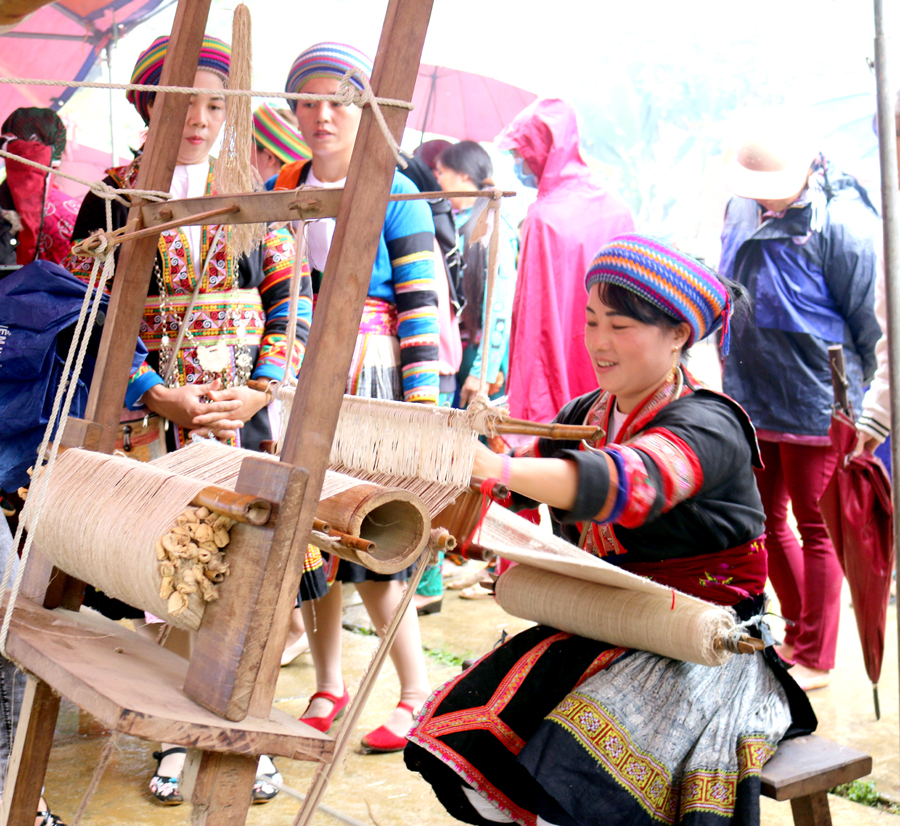  Nghề thêu dệt thổ cẩm của dân tộc Mông trở thành sản phẩm du lịch.
