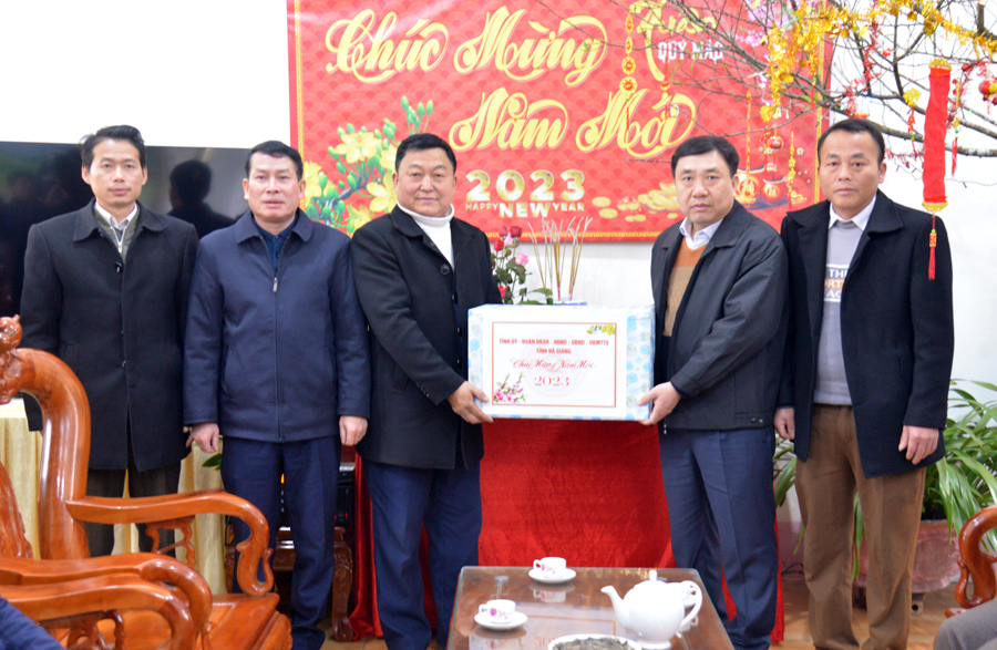 Phó Bí thư Tỉnh ủy Nguyễn Mạnh Dũng tặng quà xã Tùng Vài.
