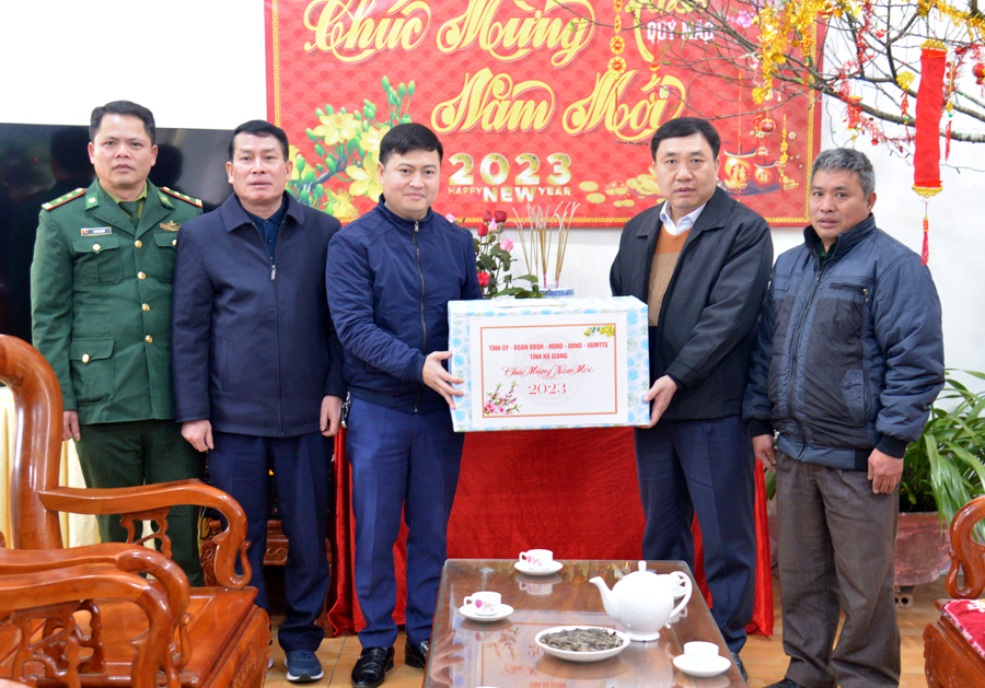 Phó Bí thư Tỉnh ủy Nguyễn Mạnh Dũng tặng quà xã Cao Mã Pờ.
