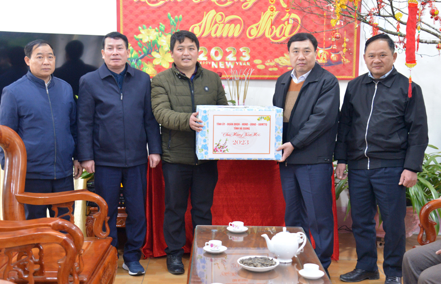 Phó Bí thư Tỉnh ủy Nguyễn Mạnh Dũng tặng quà xã Tả Ván
