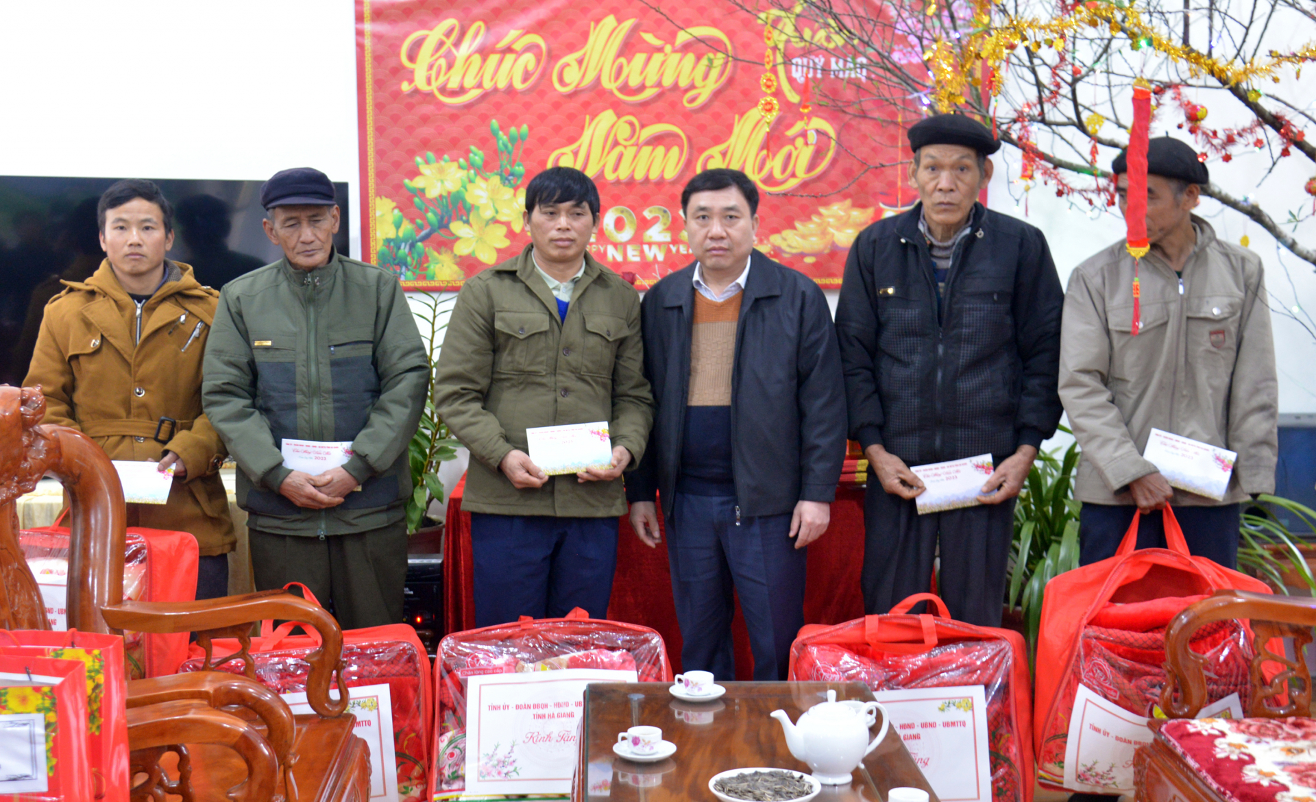 Phó Bí thư Tỉnh ủy Nguyễn Mạnh Dũng tặng quà các đối tượng chính sách các xã Tùng Vài, Cao Mã Pờ, Tả Ván