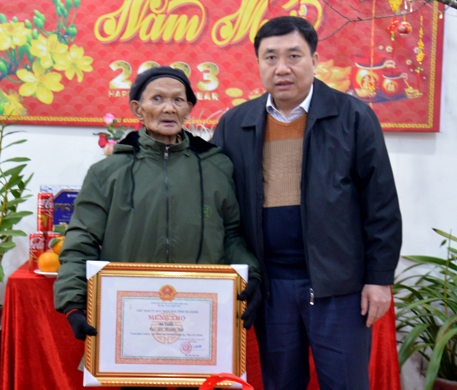Phó Bí thư Tỉnh ủy Nguyễn Mạnh Dũng tặng quà Người cao tuổi xã Tùng Vài.
