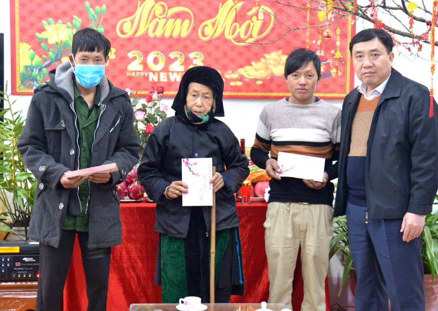 Phó Bí thư Tỉnh ủy Nguyễn Mạnh Dũng tặng quà các các hộ nghèo các xã Tùng Vài, Cao Mã Pờ, Tả Ván