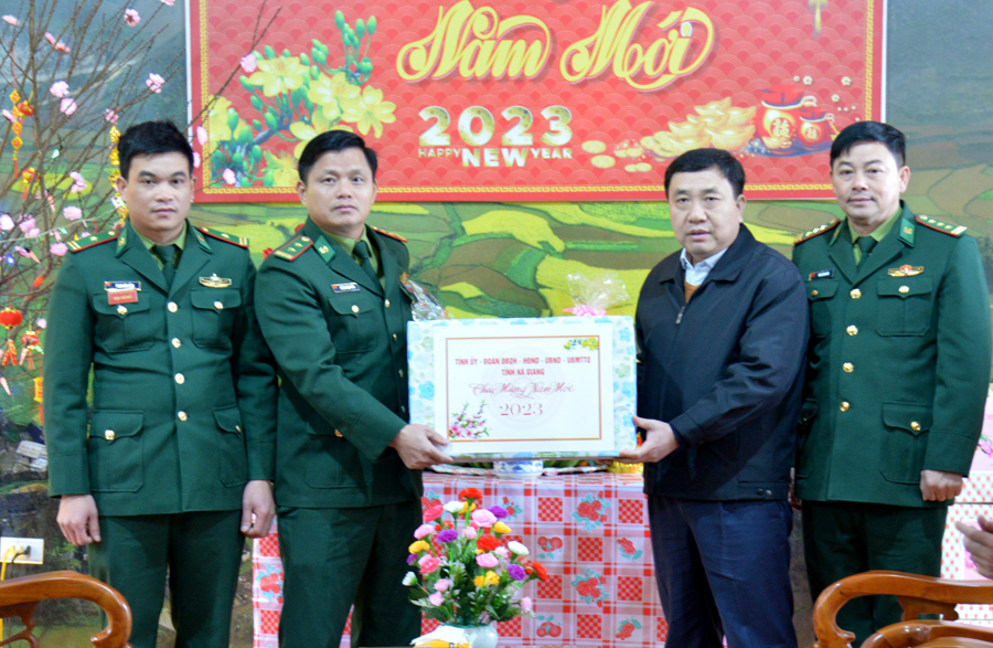 Phó Bí thư Tỉnh ủy Nguyễn Mạnh Dũng tặng quà Đồn Biên phòng Nghĩa Thuận.
