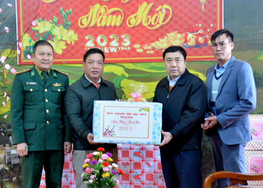 Phó Bí thư Tỉnh ủy Nguyễn Mạnh Dũng tặng quà xã Nghĩa Thuận